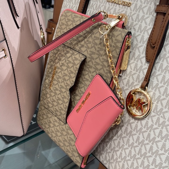 MICHAEL KORS JET SET ITEM LG 2 in 1 CARD CASE & WRISTLET
Tea Rose
NWT - Picture 4 of 16